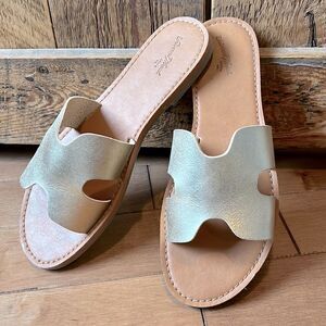 Universal Thread Gold H slippers